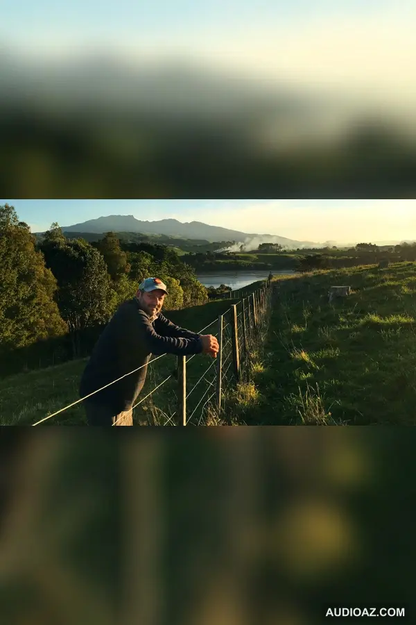 Over the Fence 12/1/2022 this week features rural news, weather, gardening to do's and a talk about mycelium being the plastic of the future - Audiolibro Gratis